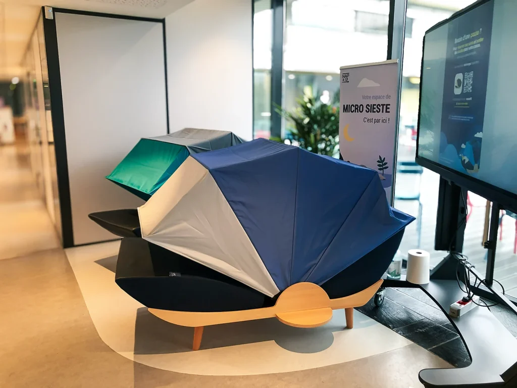 Coin détente avec deux cocons de micro-sieste pour le bien-être en entreprise