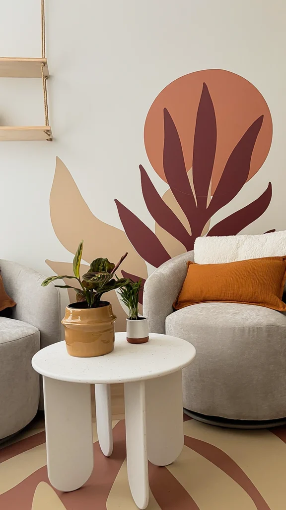 Salle de repos confortable avec fauteuils ronds, table basse moderne et décoration murale graphique