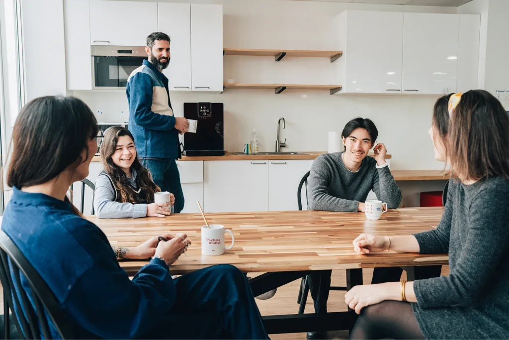 Équipe partageant un moment de convivialité dans la cuisine de leur entreprise