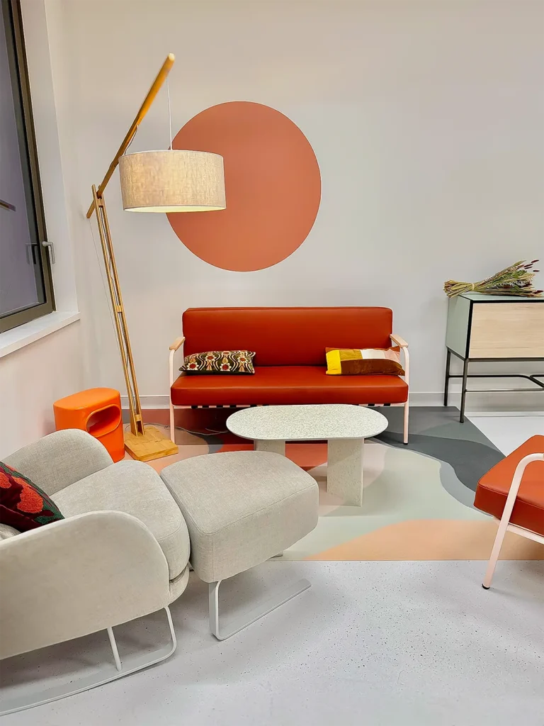 Salle de repos en entreprise au design moderne et coloré avec canapé et fauteuil confortable