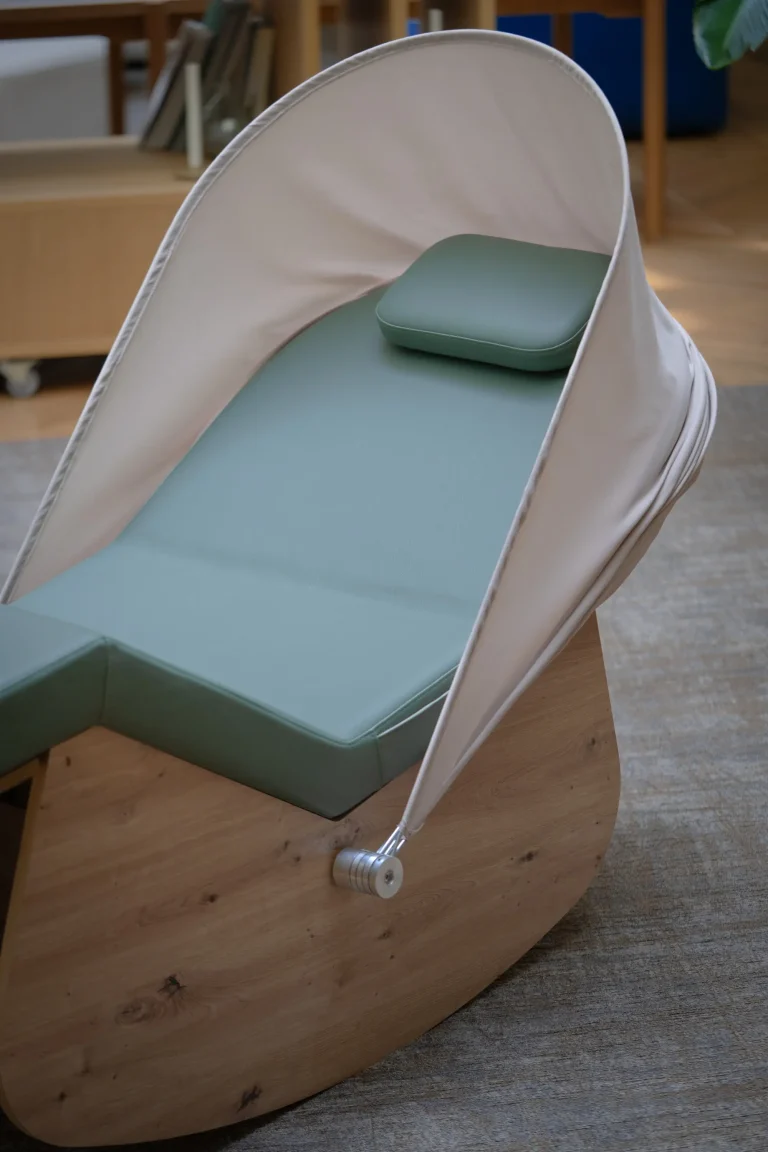 Mobilier de repos ergonomique couleur vert sauge pour salle de pause, vue rapprochée du fauteuil