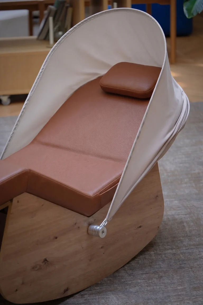 Mobilier de repos ergonomique couleur cognac pour salle de pause, vue rapprochée du fauteuil
