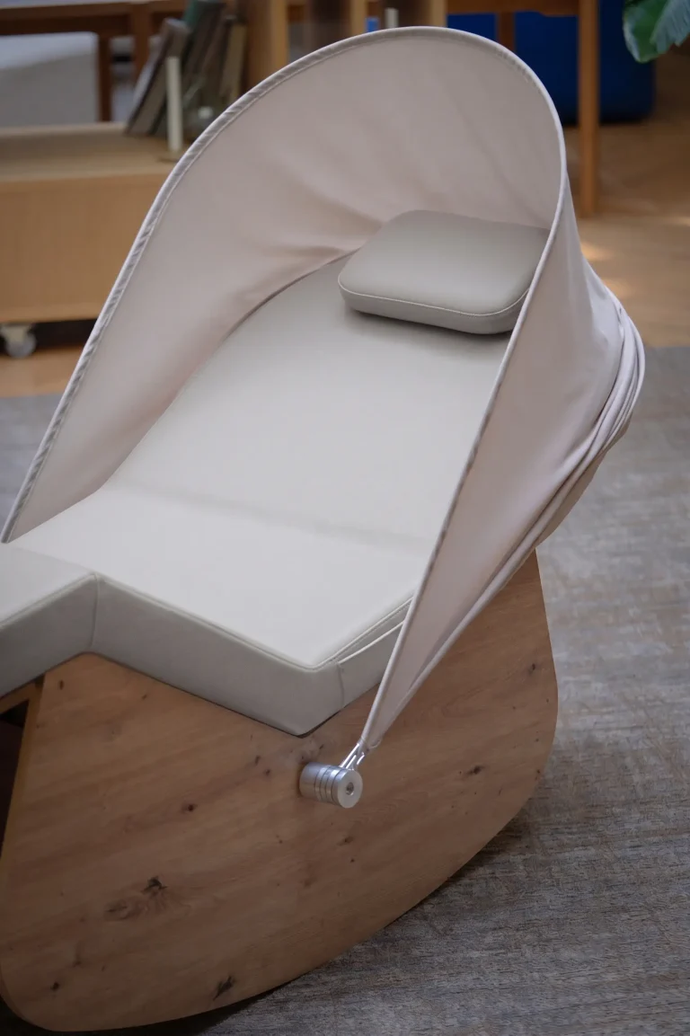 Mobilier de repos ergonomique couleur perle, vue rapprochée du fauteuil
