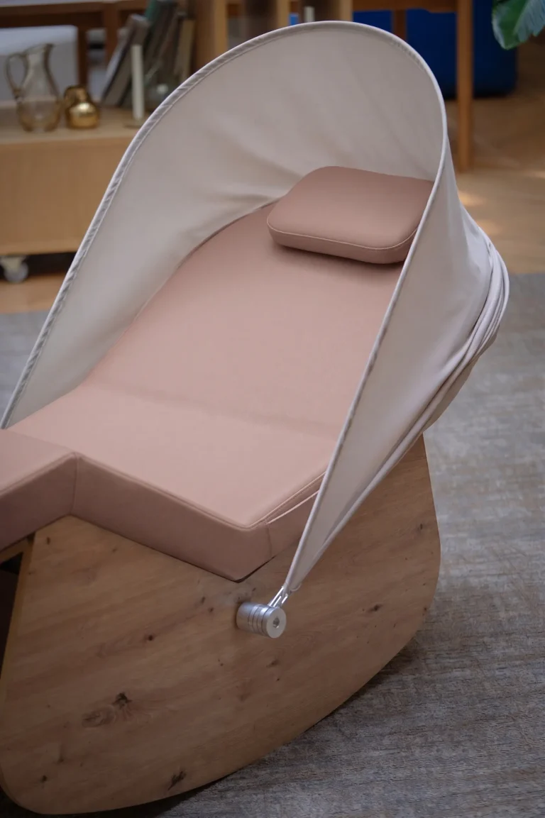 Mobilier de repos ergonomique couleur rose poudré, vue rapprochée du fauteuil