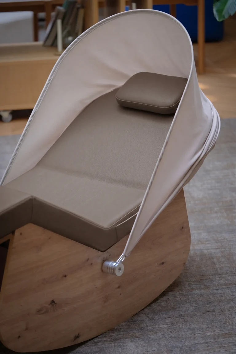 Mobilier de repos ergonomique couleur truffe, vue rapprochée du fauteuil