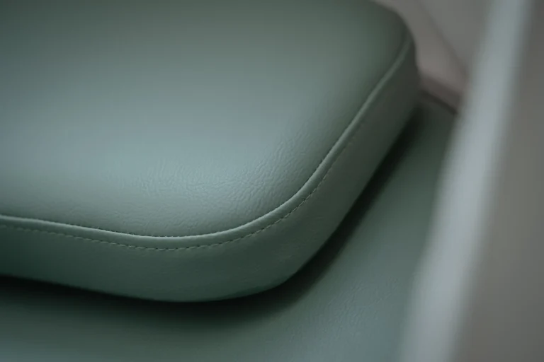 Gros plan sur le matelas vert sauge du cocon de micro-sieste en entreprise