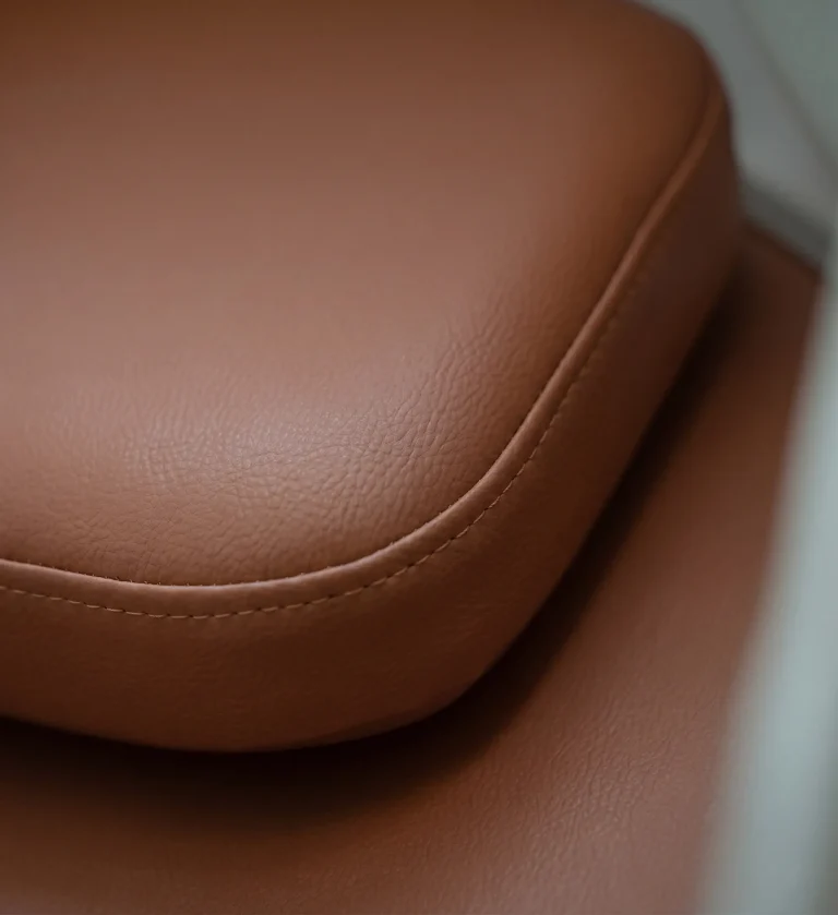 Zoom sur le matelas couleur cognac du fauteuil de sieste
