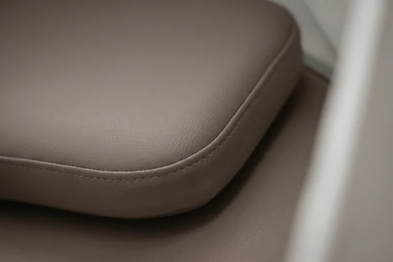 Détail du matelas coloris truffe sur un fauteuil de micro-sieste, finition texturée confortable