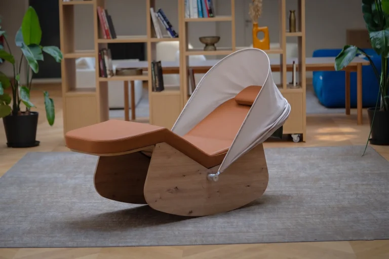 Fauteuil de repos couleur cognac dans un espace détente lumineux avec un décoration épurée et moderne