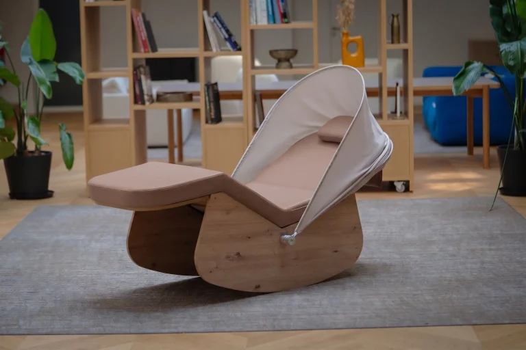Fauteuil de repos couleur rose poudré dans un espace détente lumineux avec un décoration épurée et moderne