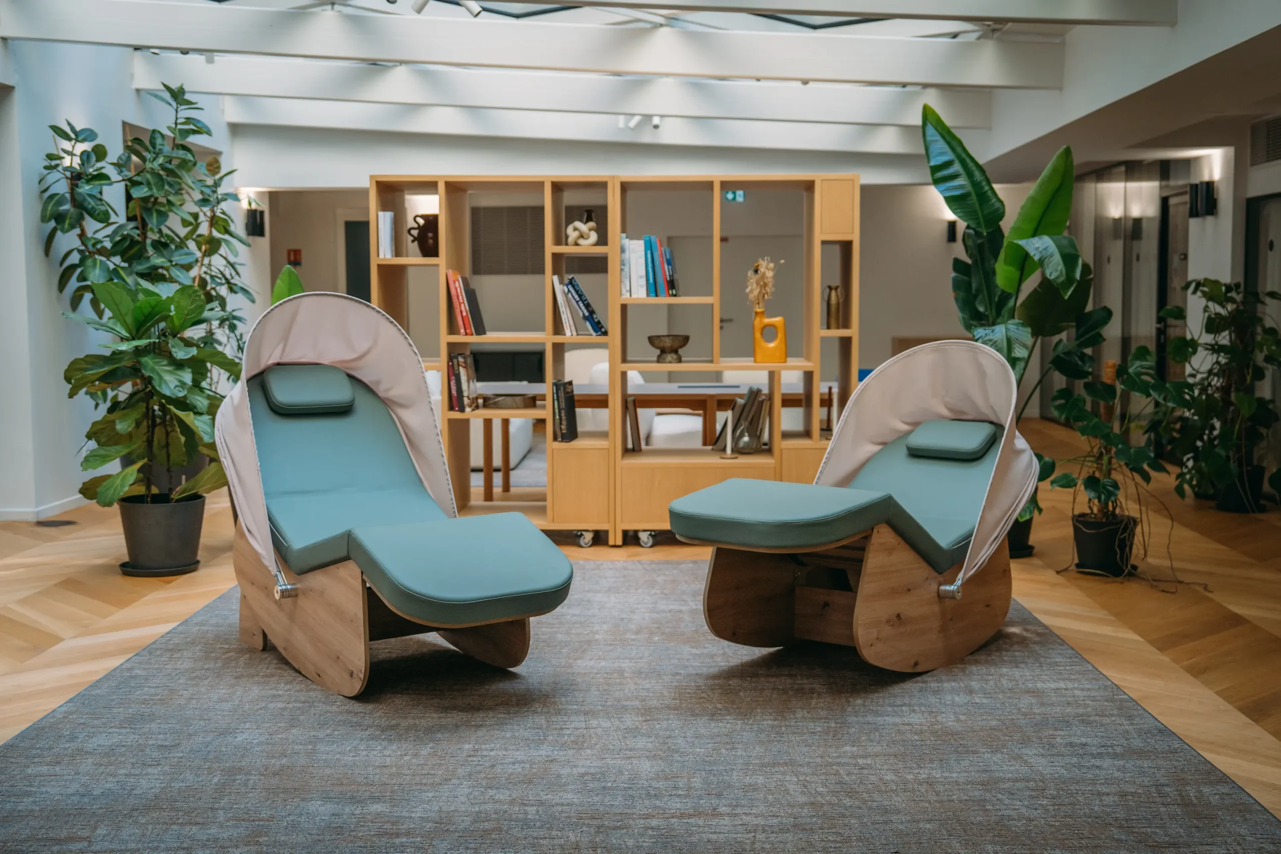 Deux fauteuils Cocon Signature vert sauge dans une salle de pause reposante