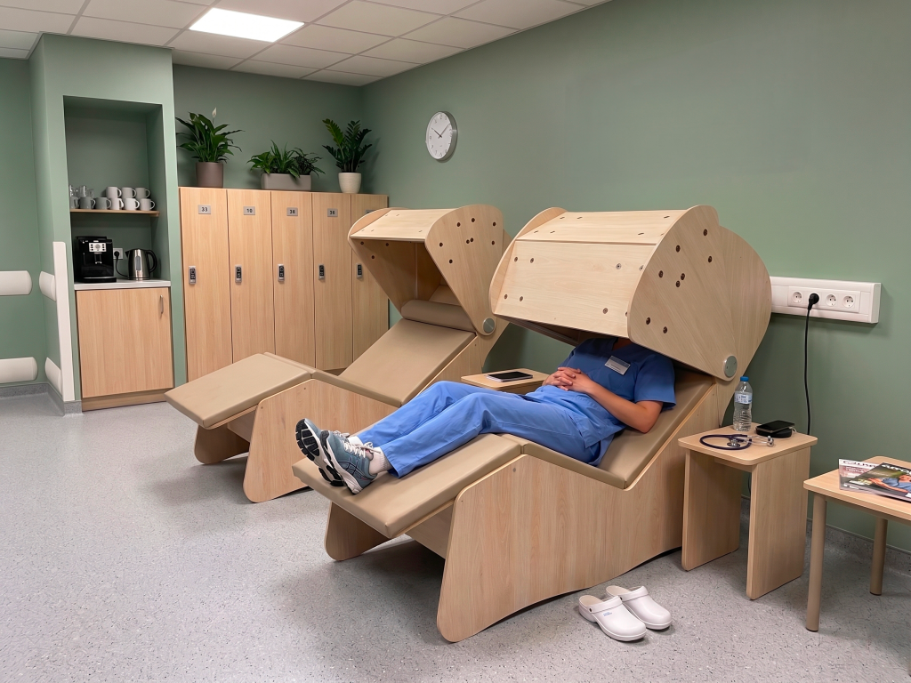 cocon essentiel nap&up, cocon de sieste pour se reposer en milieu hospitalier, mobilier de repos pour le personnel soignant avec canopée isolante et matelas confortable