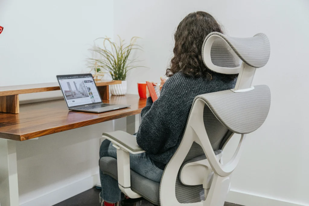 fauteuil de bureau ergonomique pour améliorer le confort des salariés et réduire les RPS