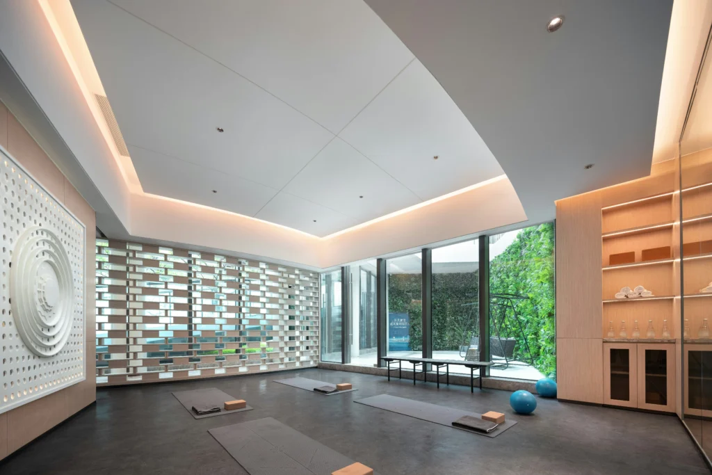 salle de sport en entreprise pour les salariés avec équipements pilates et yoga