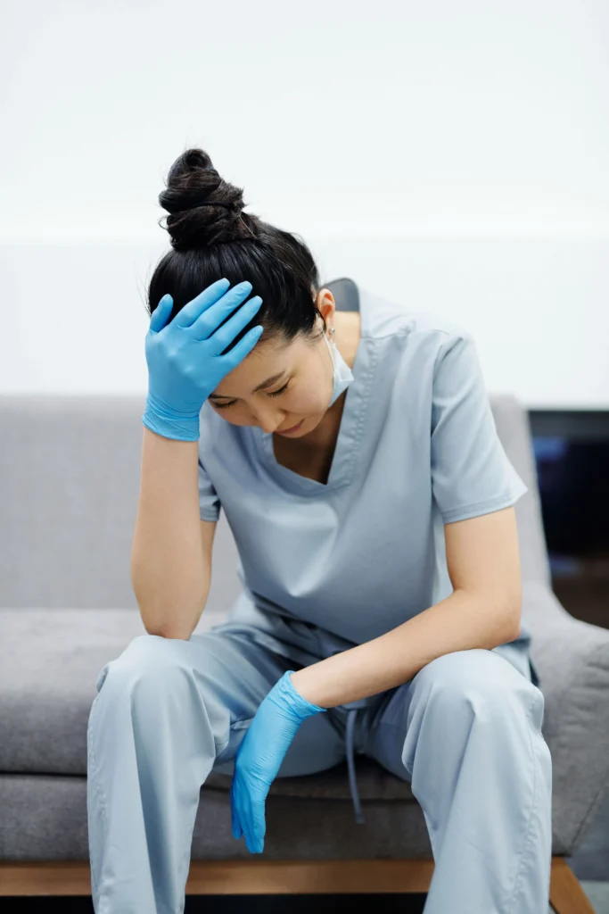 Soignant fatiguer au travail
